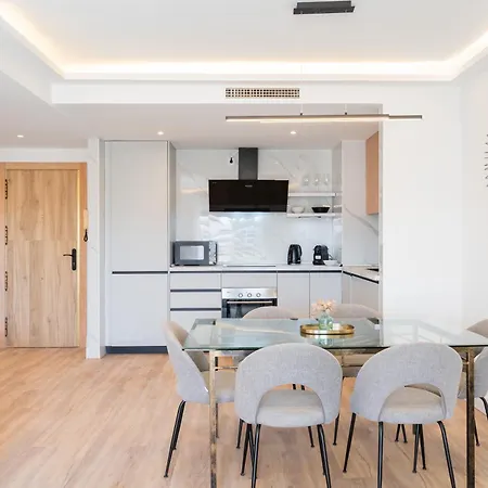 Apartment - Marina Banus, Puerto Banus, 2br Modern, Parking & Pool Marbella