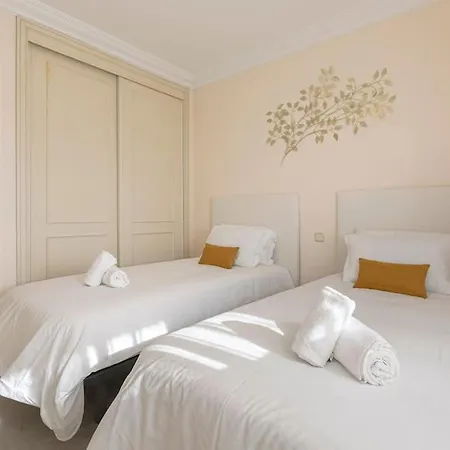 Marbella Home Rentals - Marina Banus, Puerto Banus, 2Br Modern, Parking & Pool * Marbellac