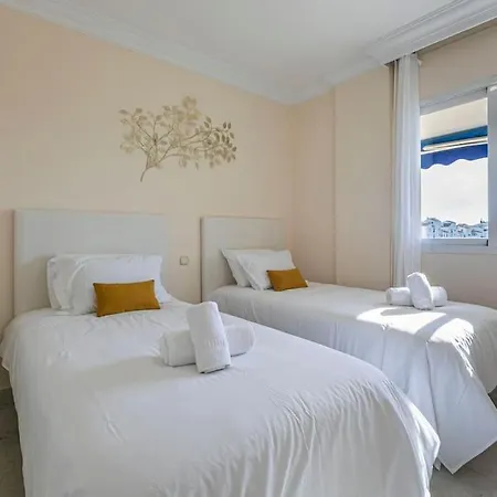 Marbella Home Rentals - Marina Banus, Puerto Banus, 2Br Modern, Parking & Pool Appartement *