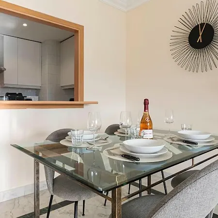 아파트 Marbella Home Rentals - Marina Banus, Puerto Banus, 2Br Modern, Parking & Pool 마르베야