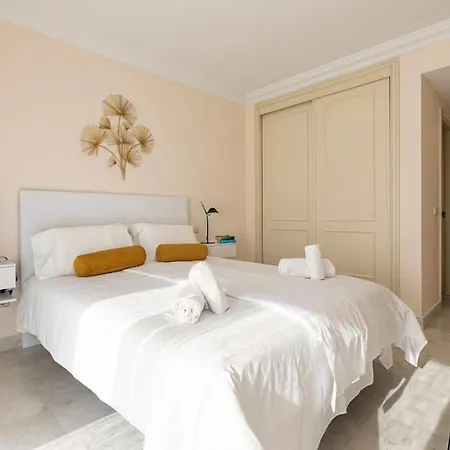 Marbella Home Rentals - Marina Banus, Puerto Banus, 2Br Modern, Parking & Pool * Marbella