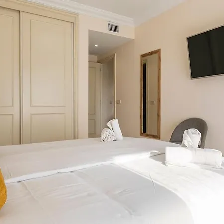 Marbella Home Rentals - Marina Banus, Puerto Banus, 2Br Modern, Parking & Pool 마르베야