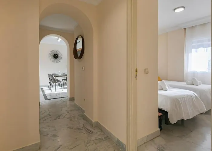 - Marina Banus, Puerto Banus, 2br Modern, Parking & Pool Apartament