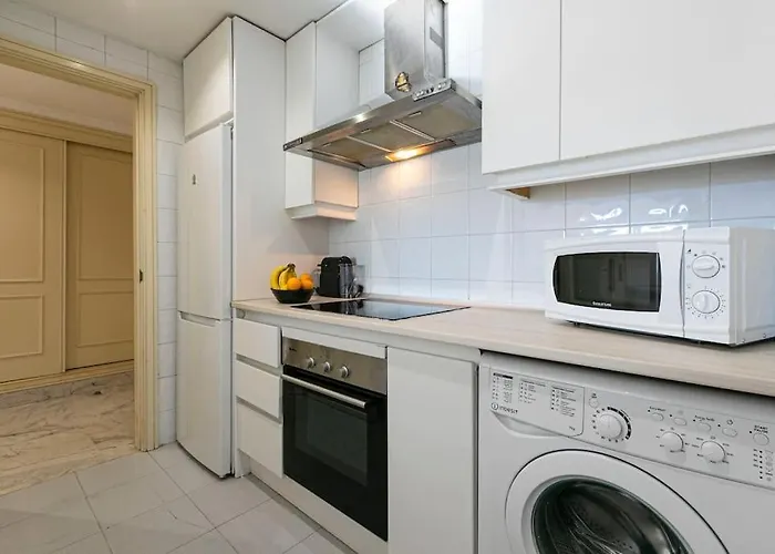 - Marina Banus, Puerto Banus, 2br Modern, Parking & Pool