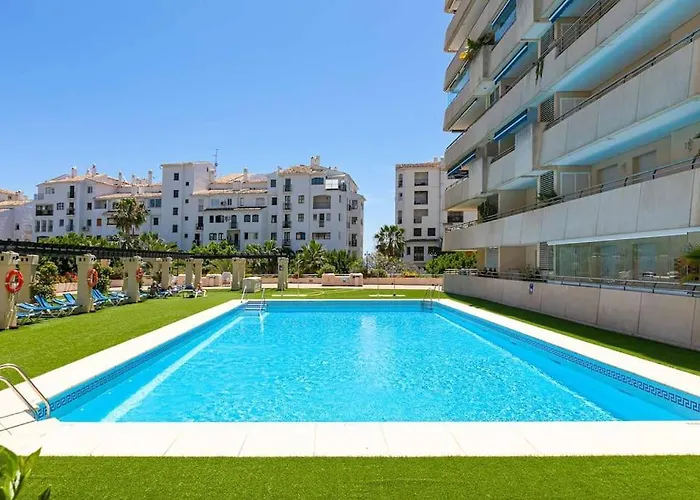 - Marina Banus, Puerto Banus, 2br Modern, Parking & Pool Apartment *
