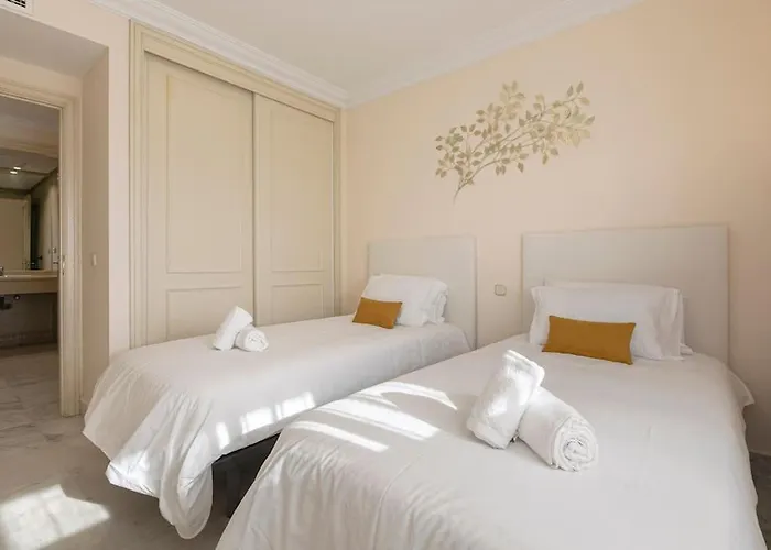 - Marina Banus, Puerto Banus, 2br Modern, Parking & Pool * Marbella