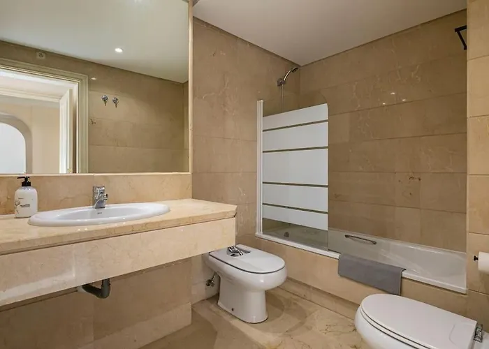 - Marina Banus, Puerto Banus, 2br Modern, Parking & Pool Apartament Marbella