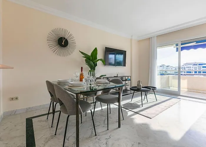 - Marina Banus, Puerto Banus, 2br Modern, Parking & Pool Apartament