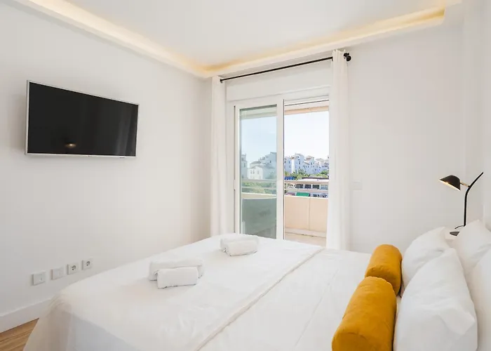 - Marina Banus, Puerto Banus, 2br Modern, Parking & Pool Apartment Marbella