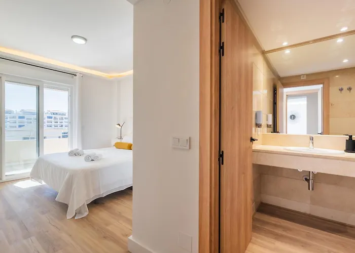 - Marina Banus, Puerto Banus, 2br Modern, Parking & Pool *