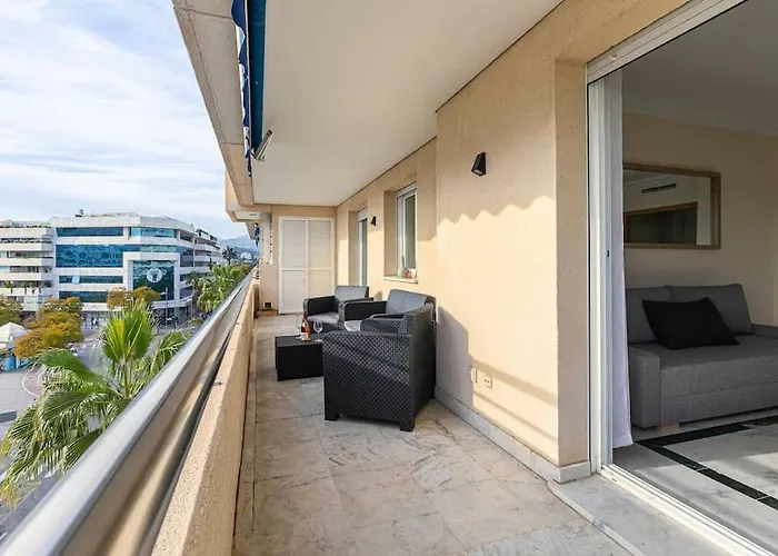 - Marina Banus, Puerto Banus, 2br Modern, Parking & Pool