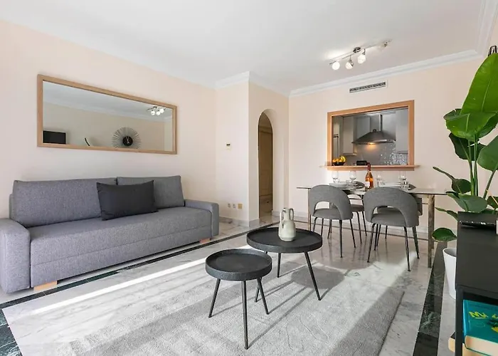 - Marina Banus, Puerto Banus, 2br Modern, Parking & Pool *