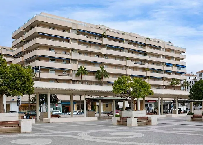 - Marina Banus, Puerto Banus, 2br Modern, Parking & Pool