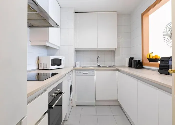 - Marina Banus, Puerto Banus, 2br Modern, Parking & Pool Апартаменти