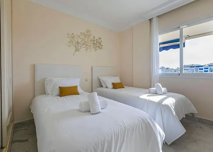- Marina Banus, Puerto Banus, 2br Modern, Parking & Pool Апартаменти *