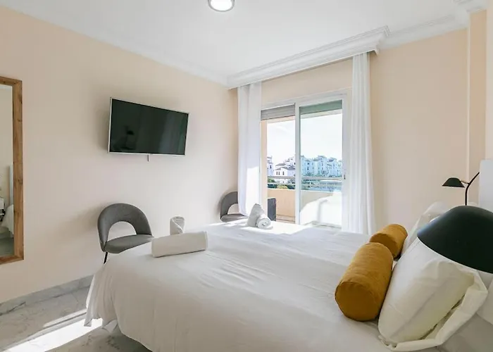 Апартаменти - Marina Banus, Puerto Banus, 2br Modern, Parking & Pool